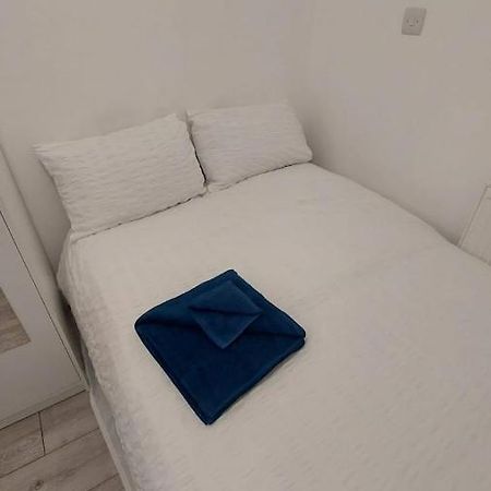 Double En-Suite Room Available In 3 Bed Apt London Ngoại thất bức ảnh