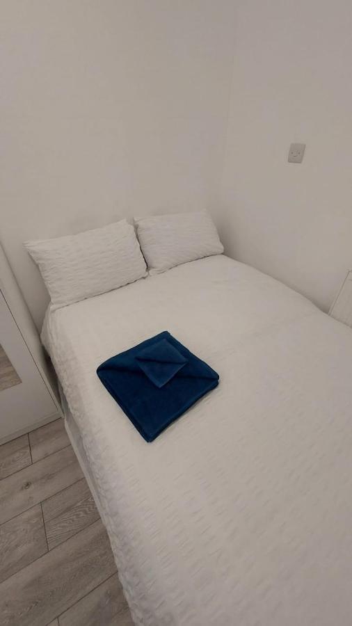 Double En-Suite Room Available In 3 Bed Apt London Ngoại thất bức ảnh